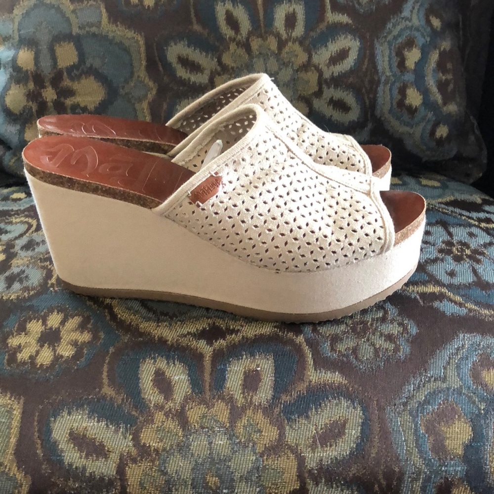 LIKE NEW Summer Wedges in Natural Stone Color